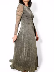 Lång glittrig prickig klänning