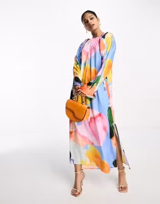 Färgglad och flowy lång klänning