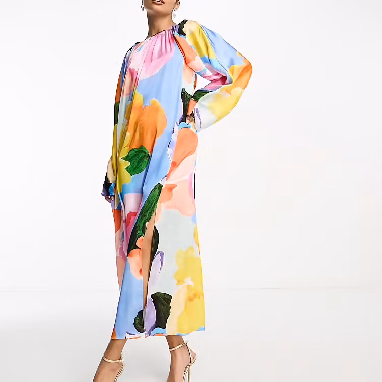 Färgglad och flowy lång klänning