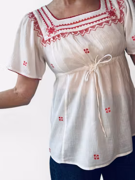 Bohemisk vit topp med röda broderier