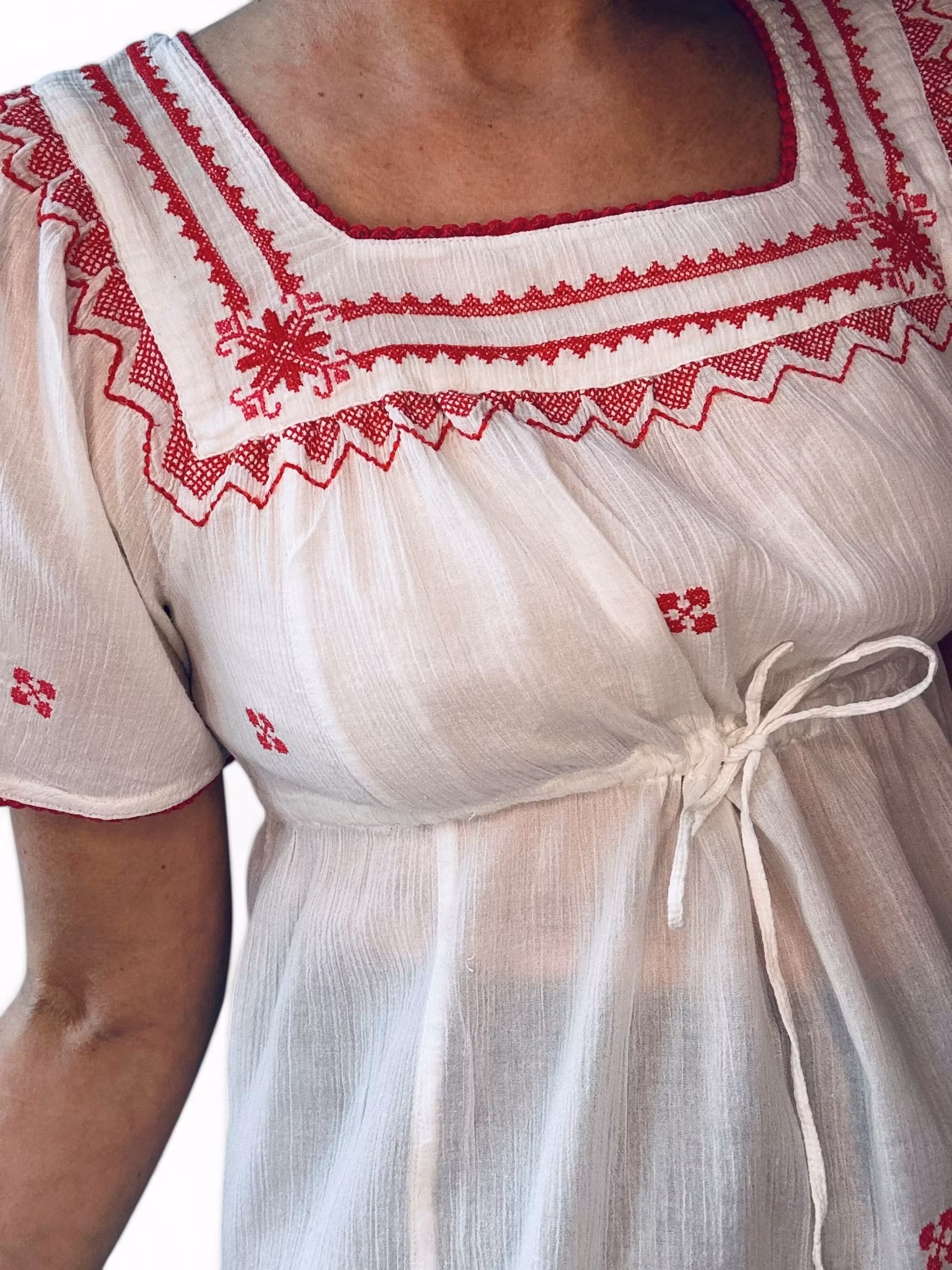 Bohemisk vit topp med röda broderier