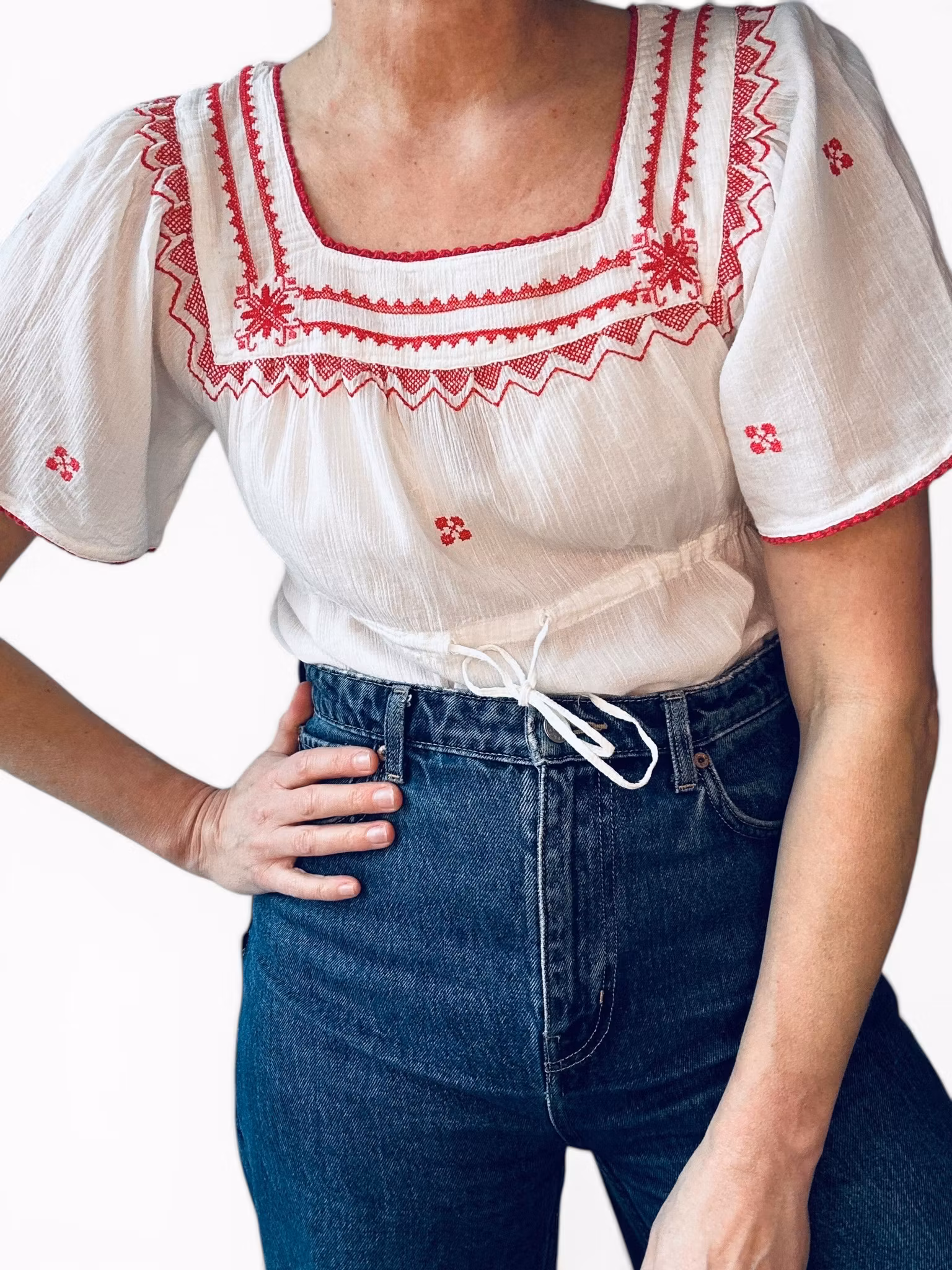 Bohemisk vit topp med röda broderier