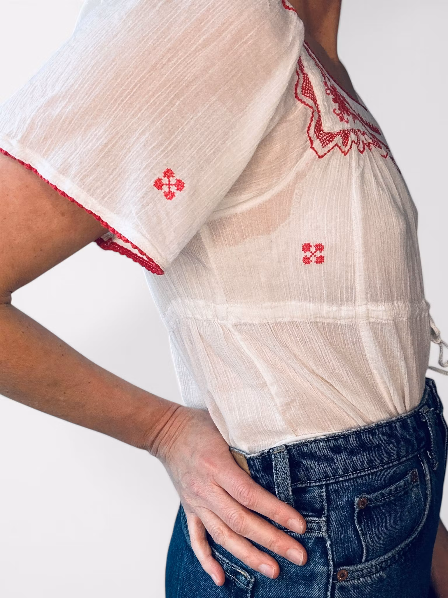 Bohemisk vit topp med röda broderier