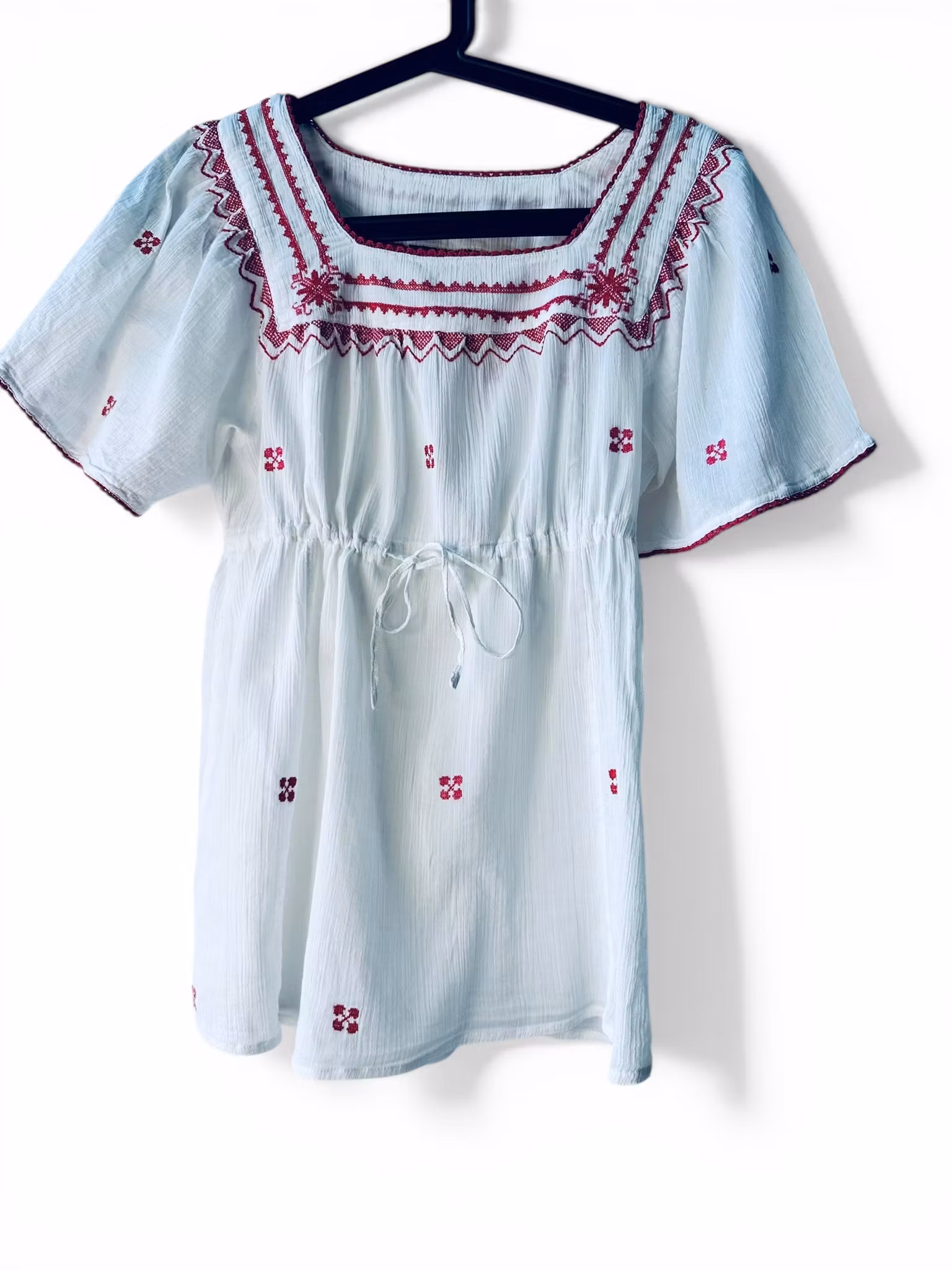Bohemisk vit topp med röda broderier