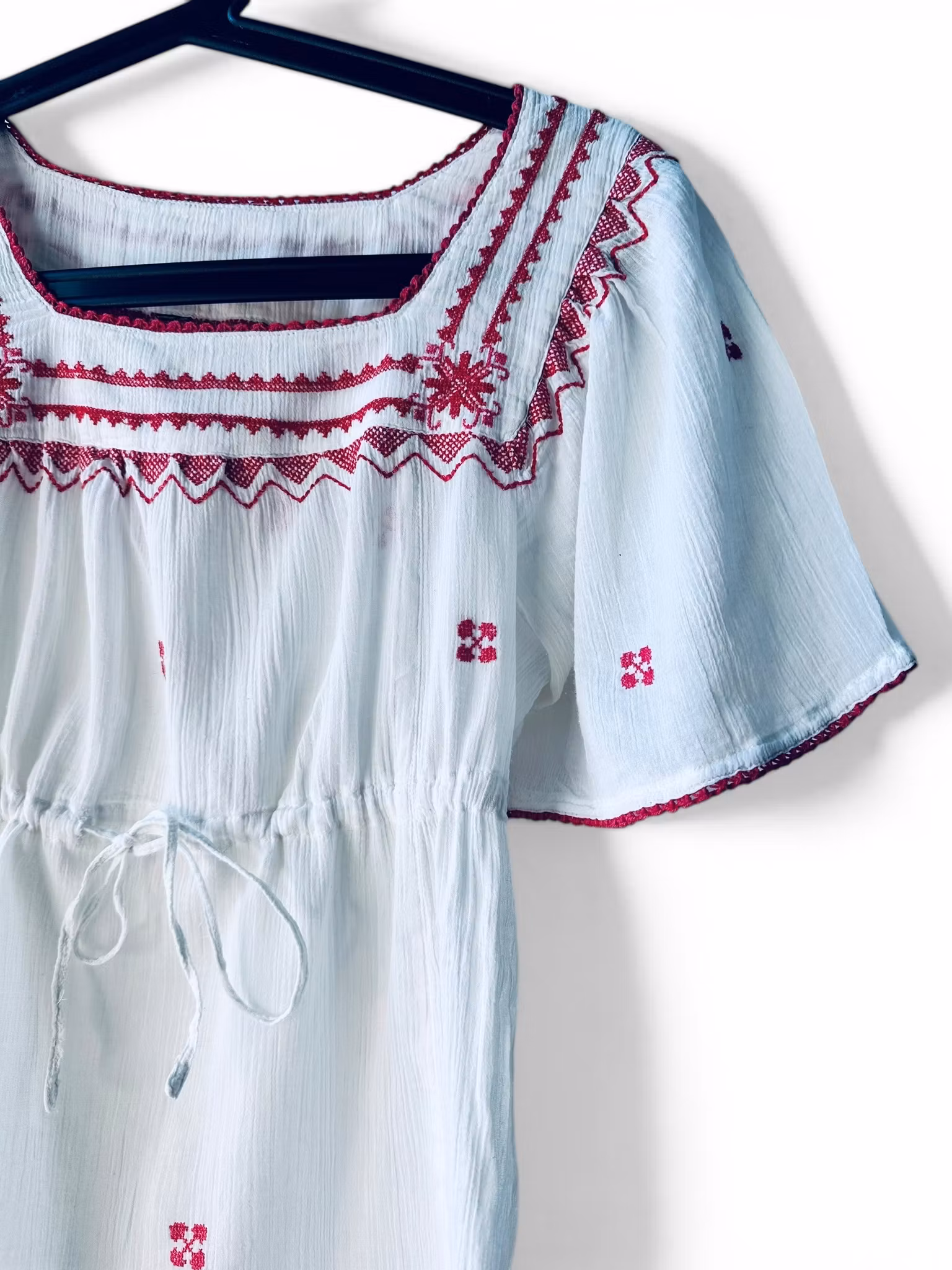 Bohemisk vit topp med röda broderier