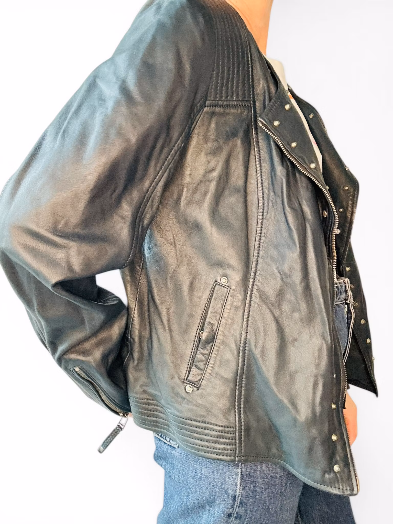 Italiensk skinnjacka med nitar