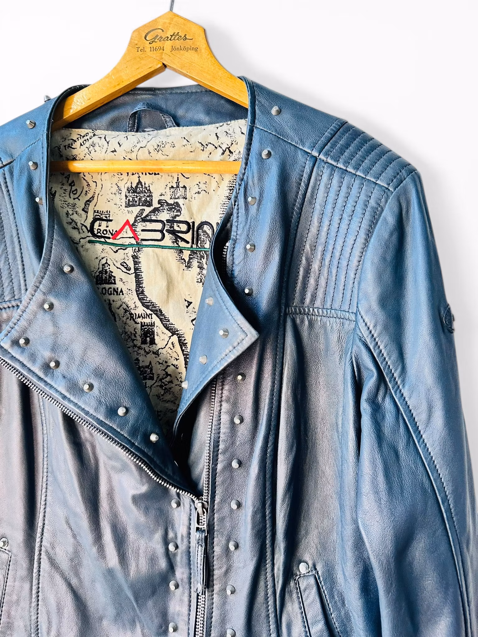 Italiensk skinnjacka med nitar