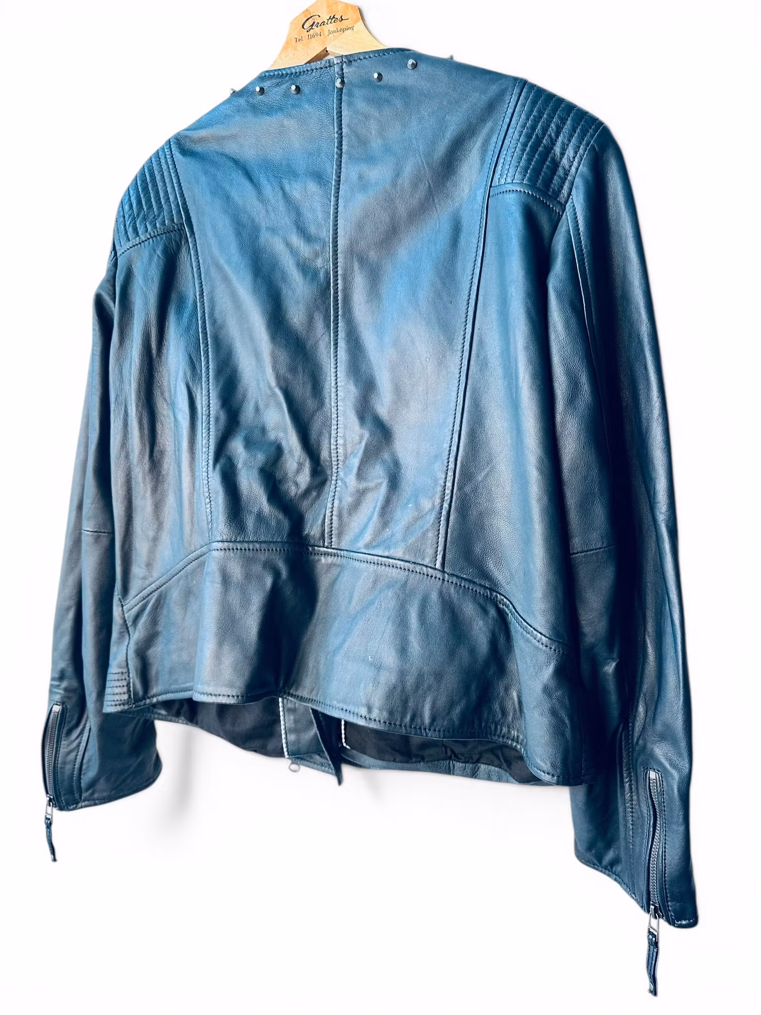 Italiensk skinnjacka med nitar