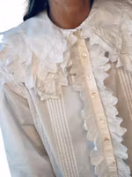 Romantisk vintageblus  – spets, volanger & pintucks