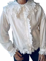 Romantisk vintageblus  – spets, volanger & pintucks