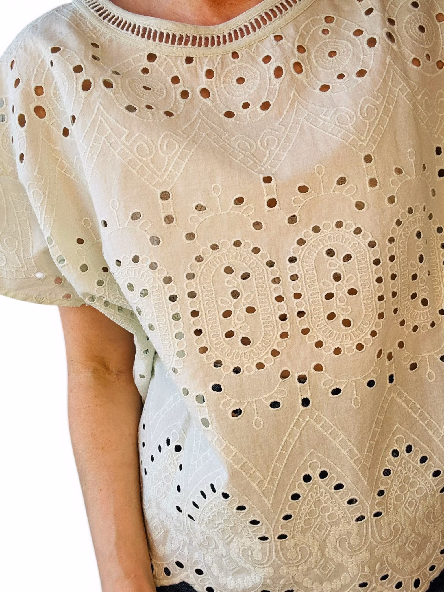 Ljusgrön topp med broderie anglais