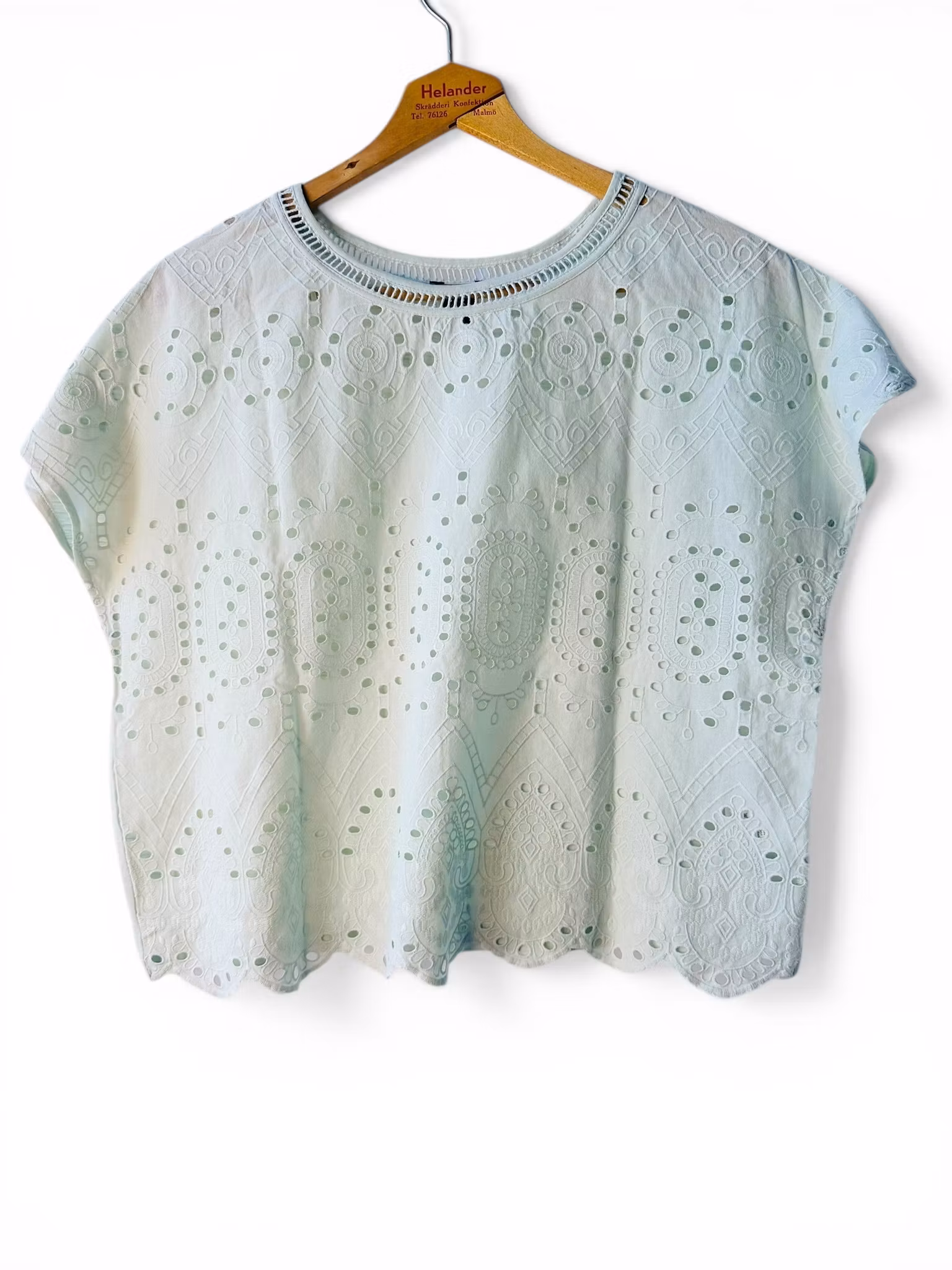 Ljusgrön topp med broderie anglais