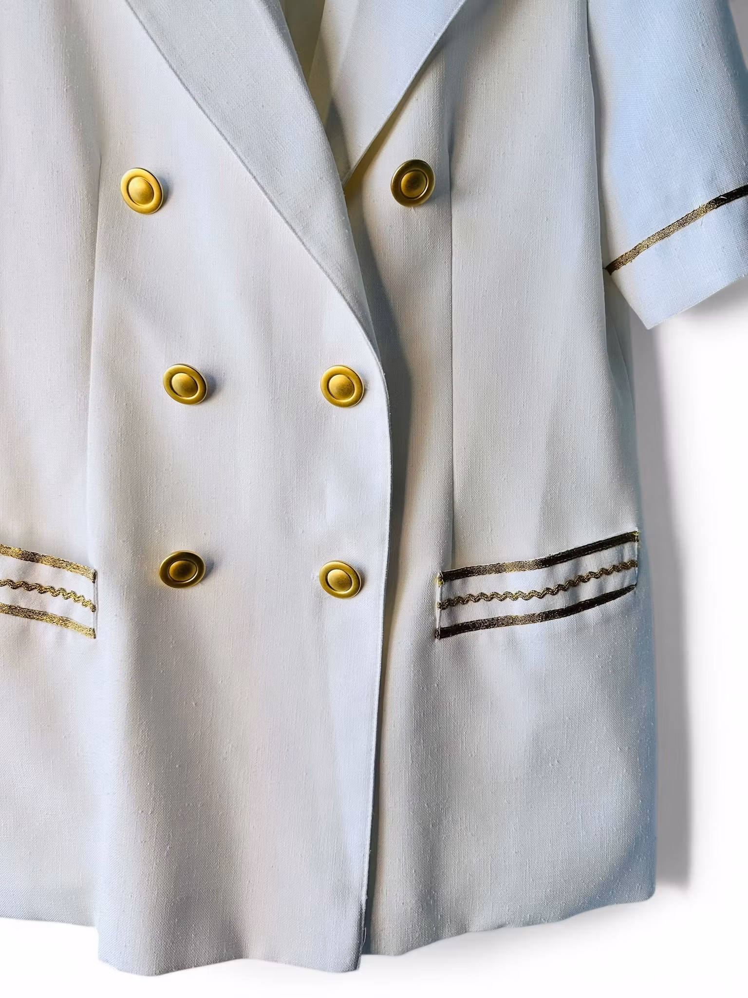 Vintage vit kavaj med gulddetaljer