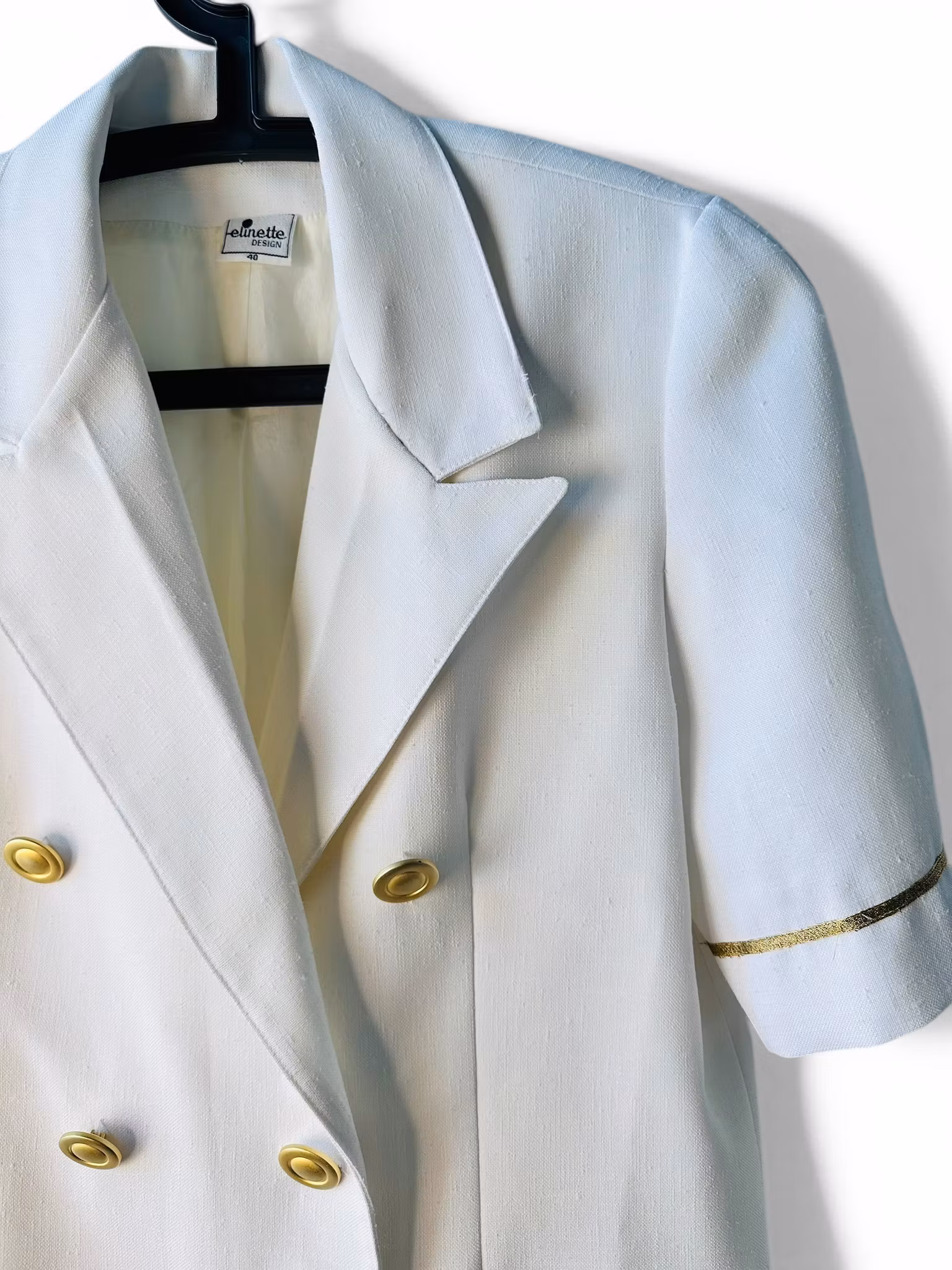 Vintage vit kavaj med gulddetaljer