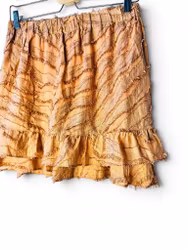 Fransig volangkjol i siden