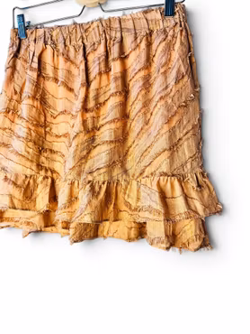 Fransig volangkjol i siden