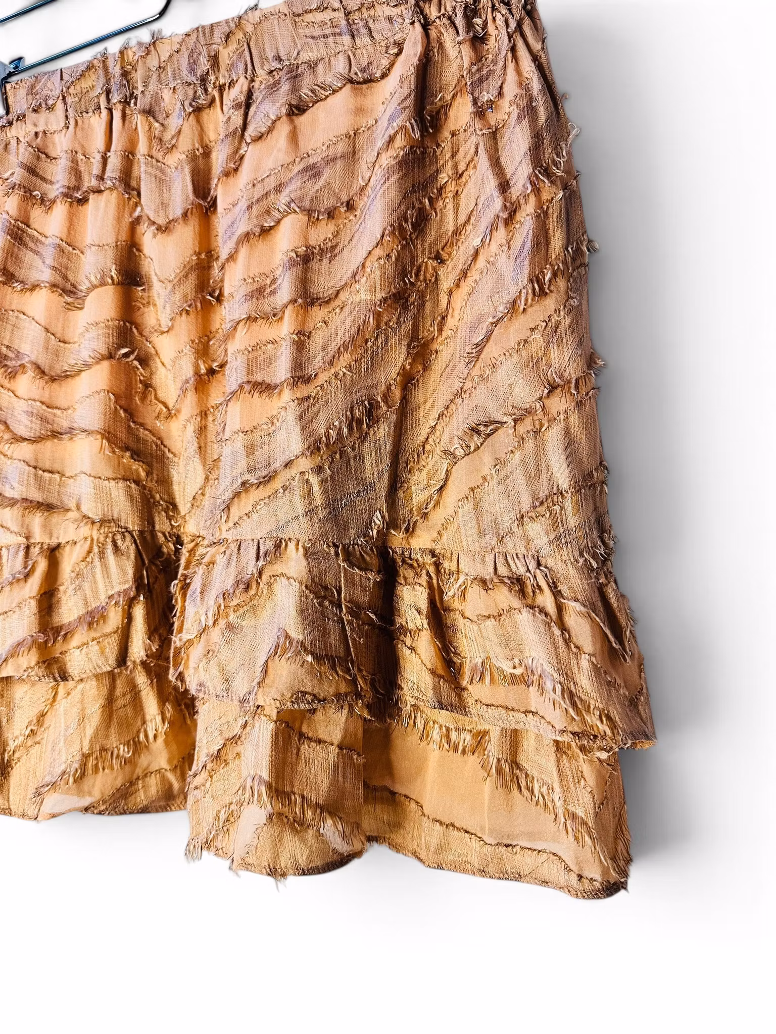 Kort fransig volangkjol i siden