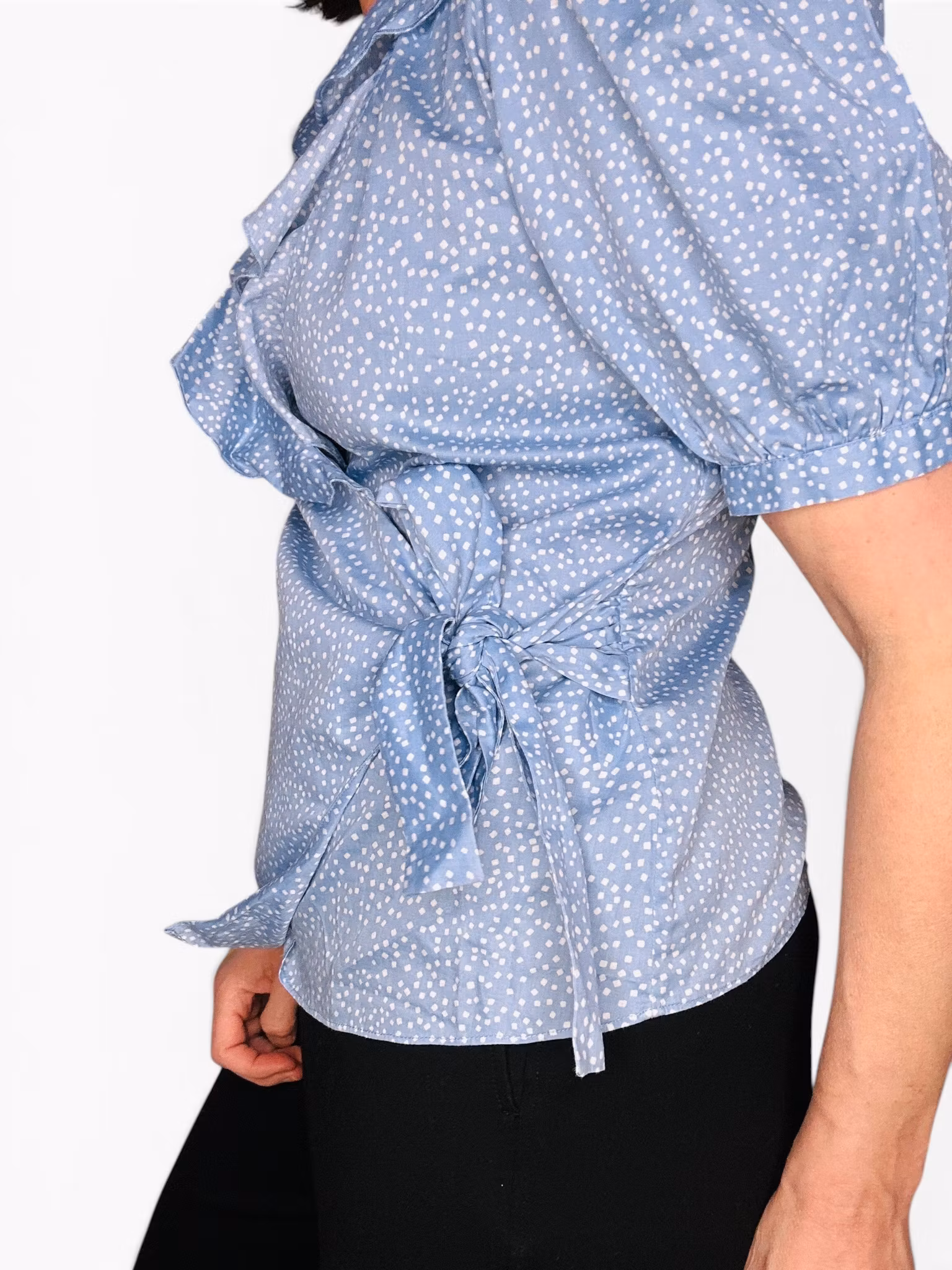 OTHER STORIES ljusblå omlottblus