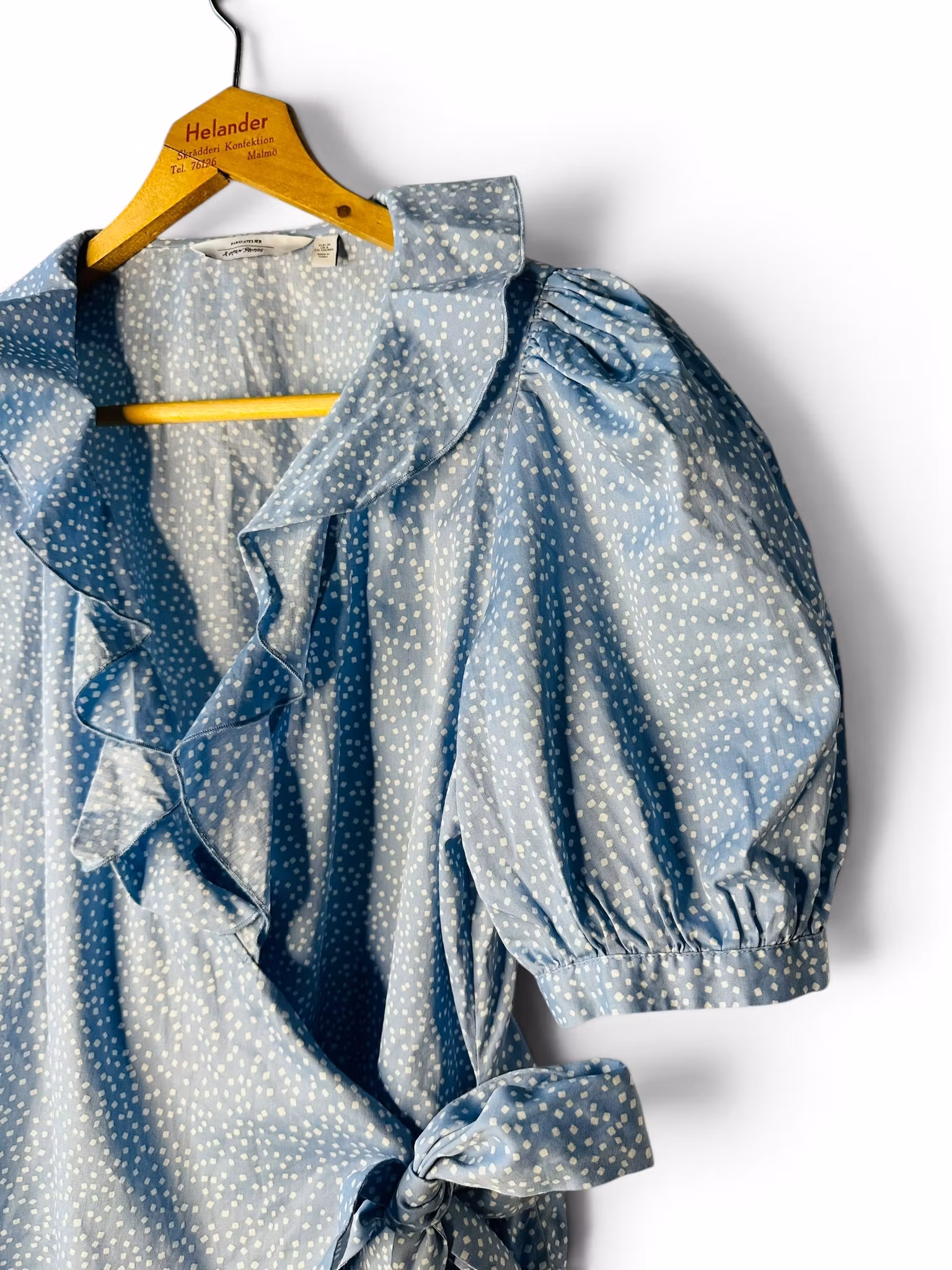 OTHER STORIES ljusblå omlottblus