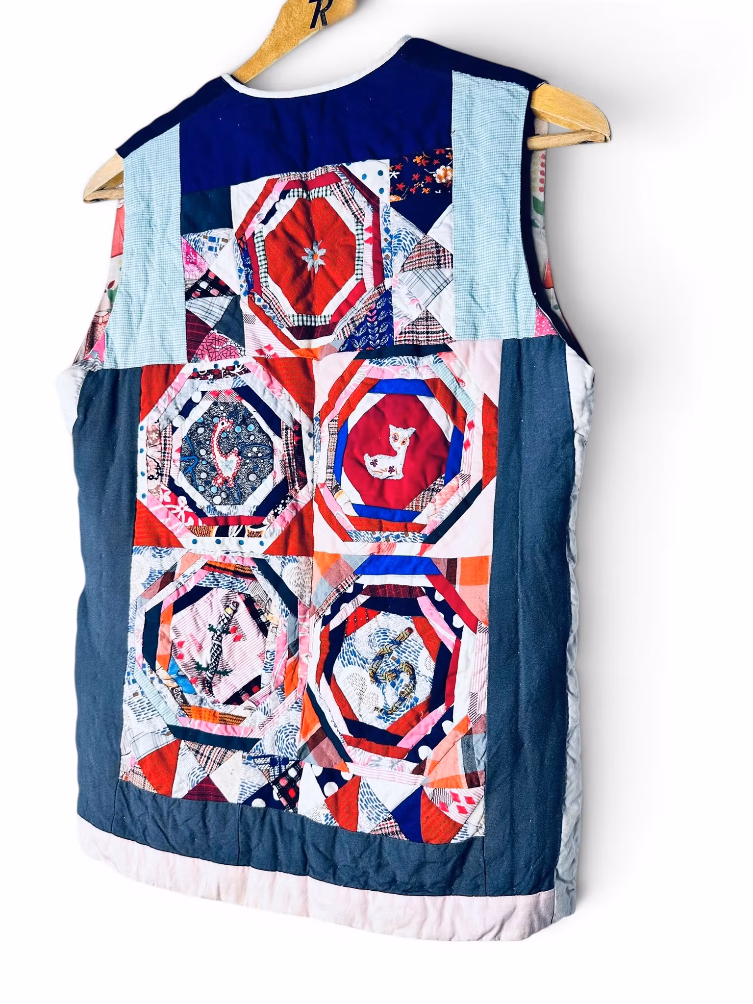 Handsydd quiltad patchwork-väst