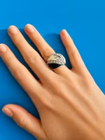 Ring med svart och vit emalj