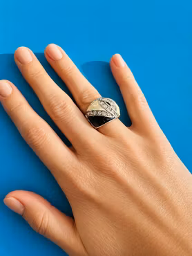 Ring med svart och vit emalj