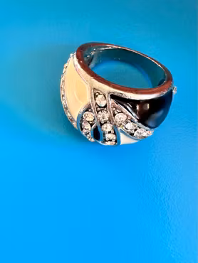 Ring med svart och vit emalj