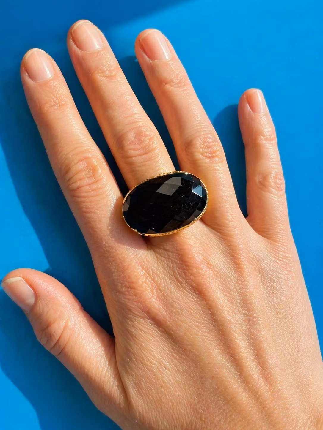 Ring med stor svart mitt