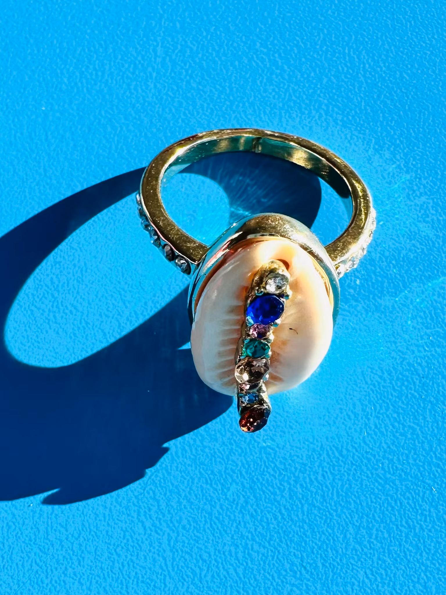 Ring med snäcka och stenar