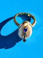 Ring med snäcka och stenar