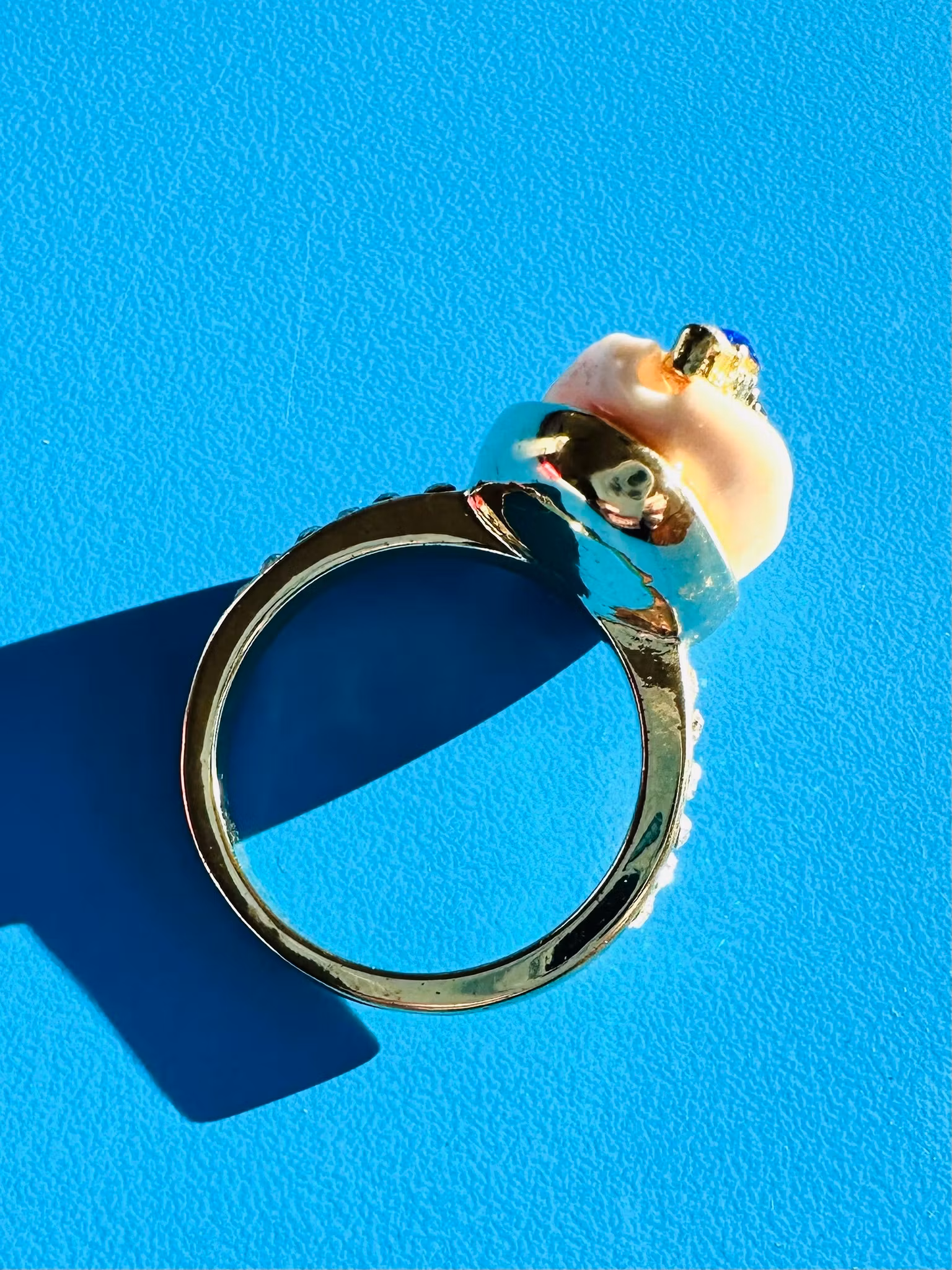 Ring med snäcka och stenar