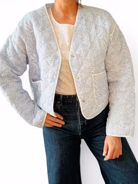 Drömmig quiltad jacka i puderblå paisley