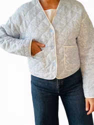 Drömmig quiltad jacka i puderblå paisley