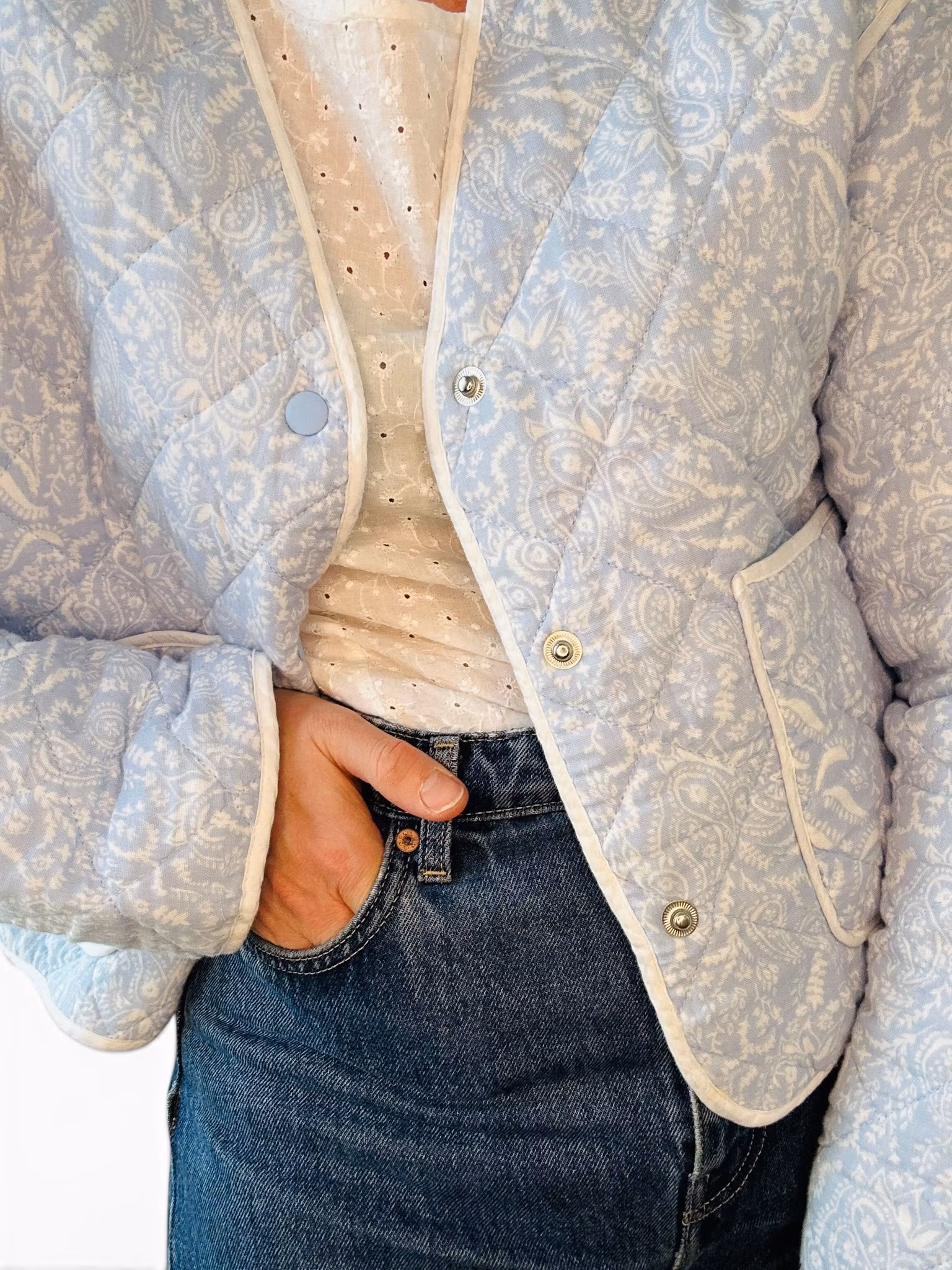 Drömmig quiltad jacka i puderblå paisley