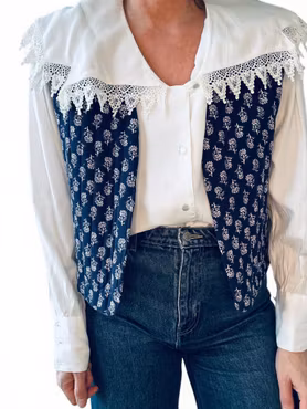 Indigoblå quiltad väst med småblommigt print