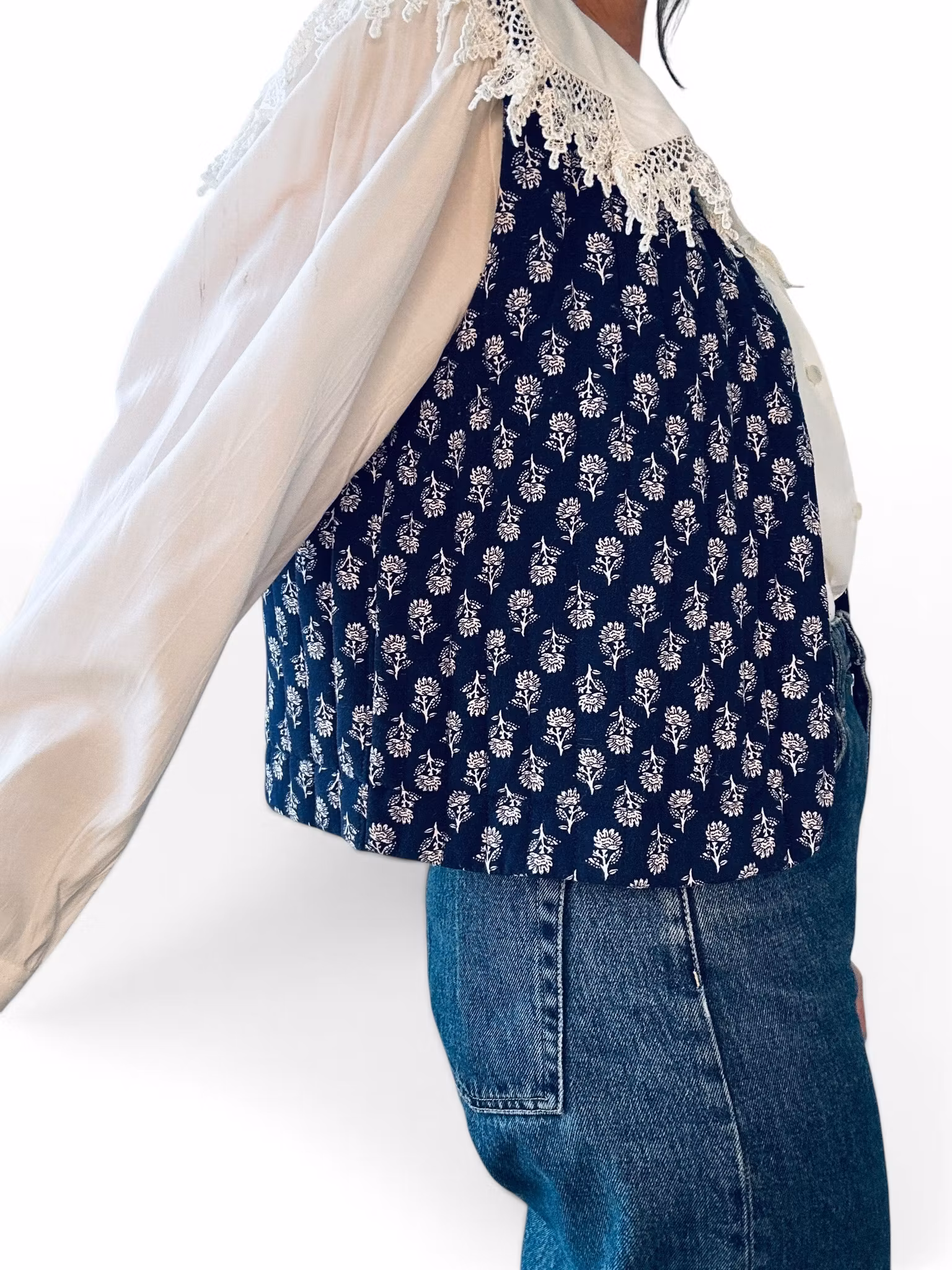 Indigoblå quiltad väst med småblommigt print