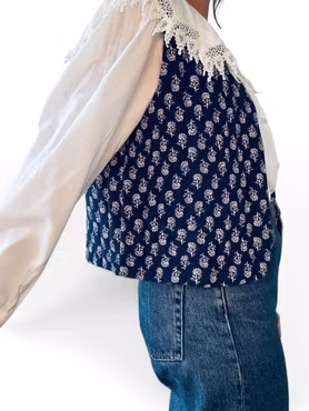 Indigoblå quiltad väst med småblommigt print