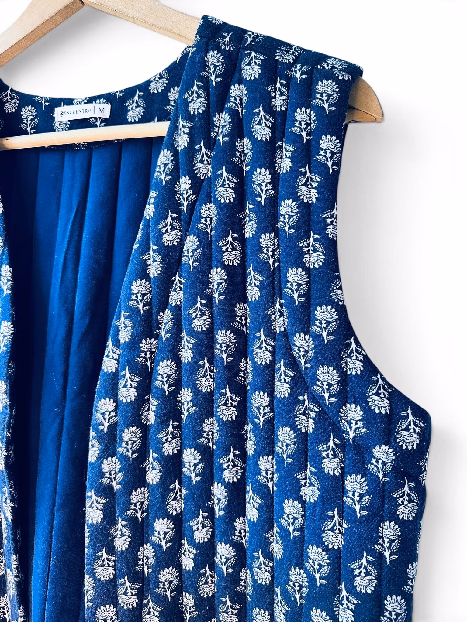 Indigoblå quiltad väst med småblommigt print