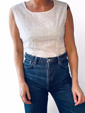 Vit topp med broderie anglaise