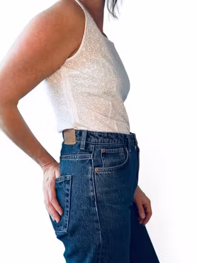 Vit topp med broderie anglaise