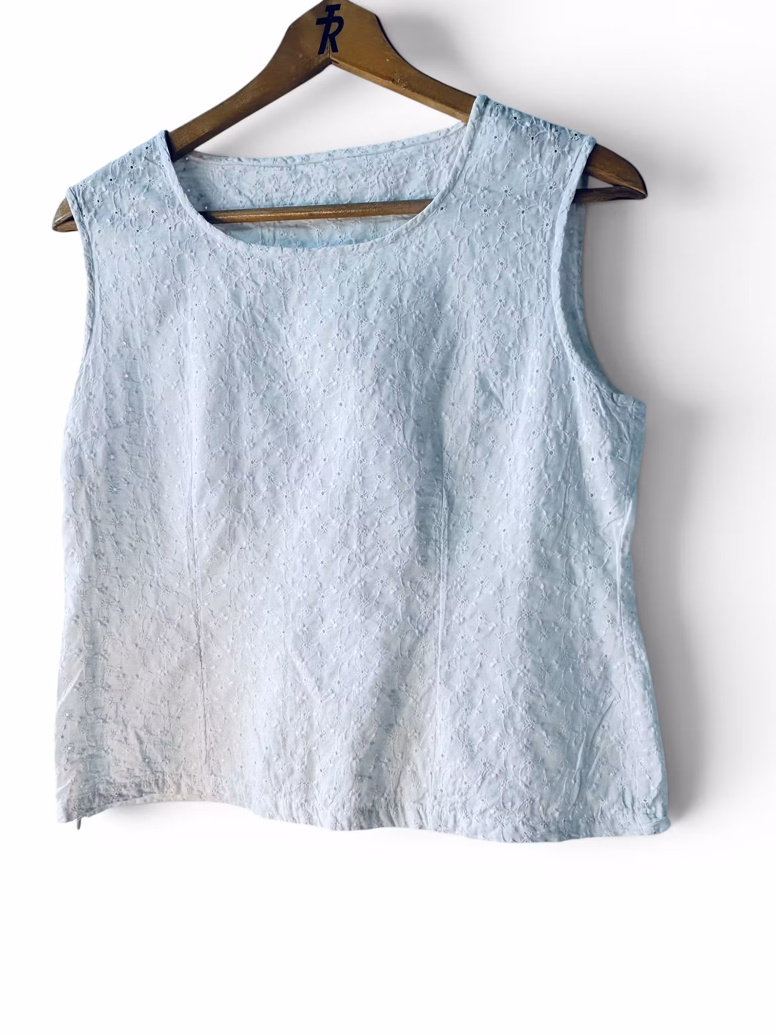 Vit topp med broderie anglaise