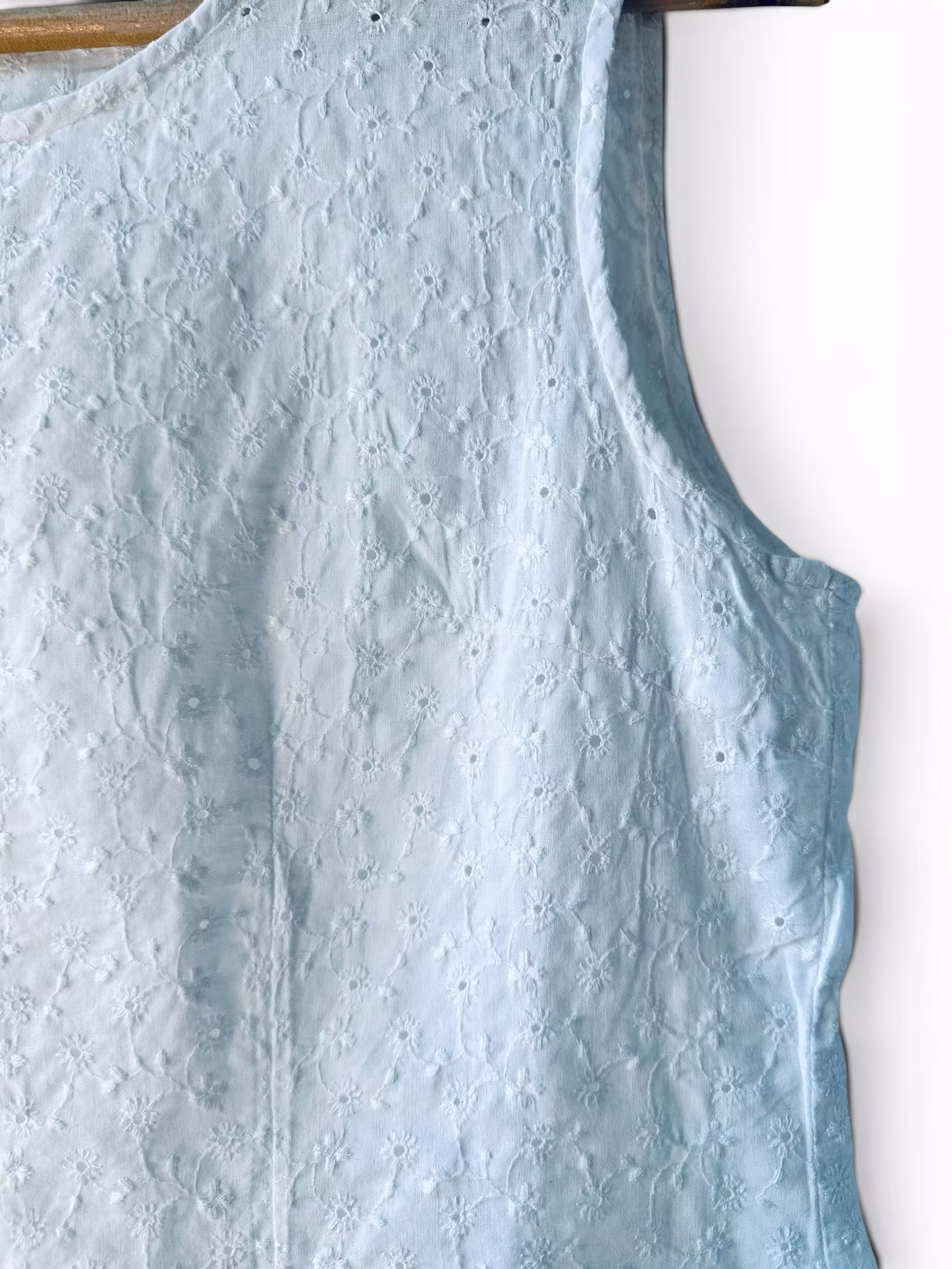 Vit topp med broderie anglaise