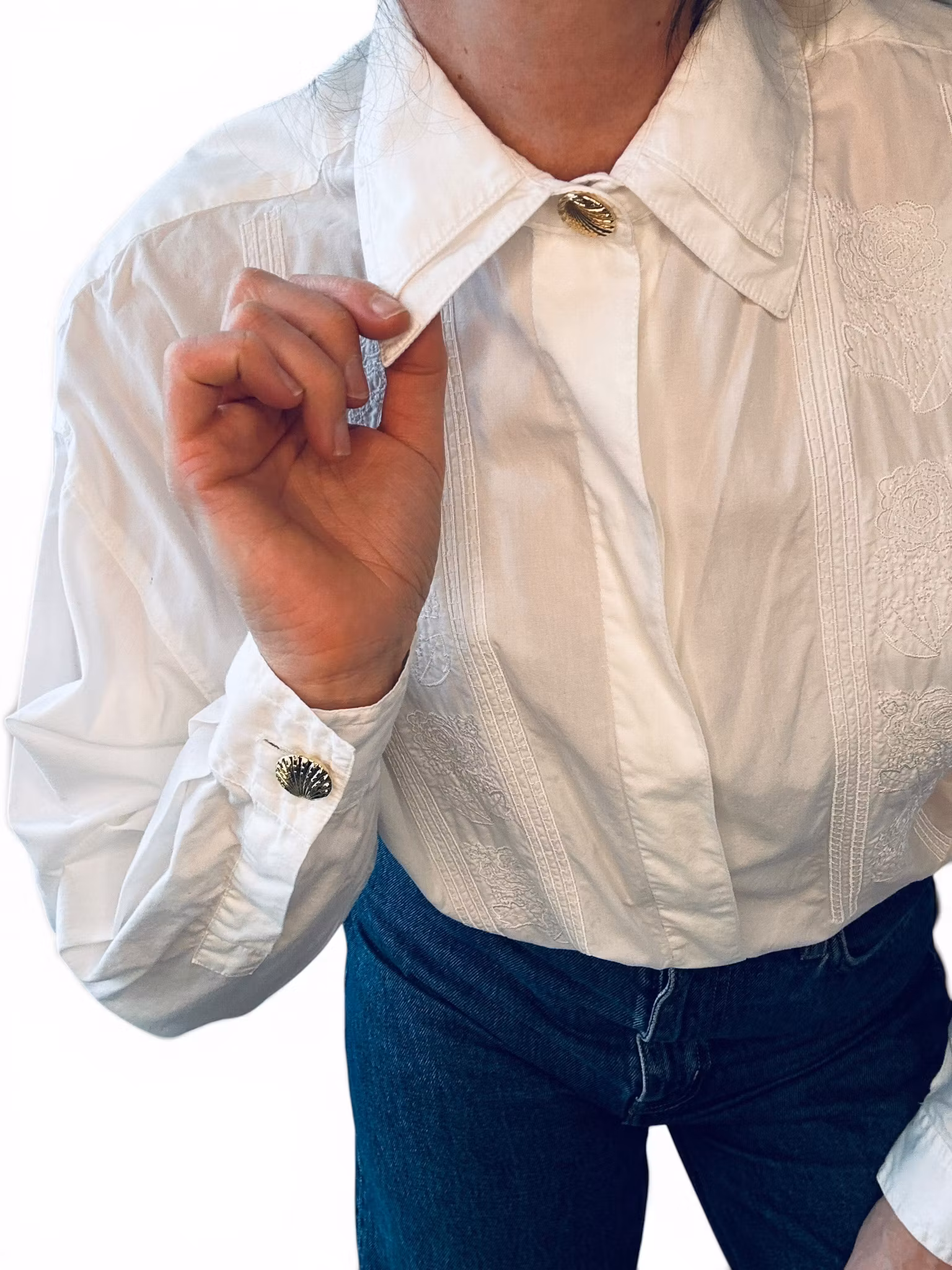 Vintage vit broderad bomullsblus med snäckknappar