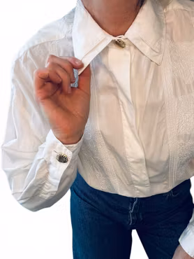 Vintage vit broderad bomullsblus med snäckknappar