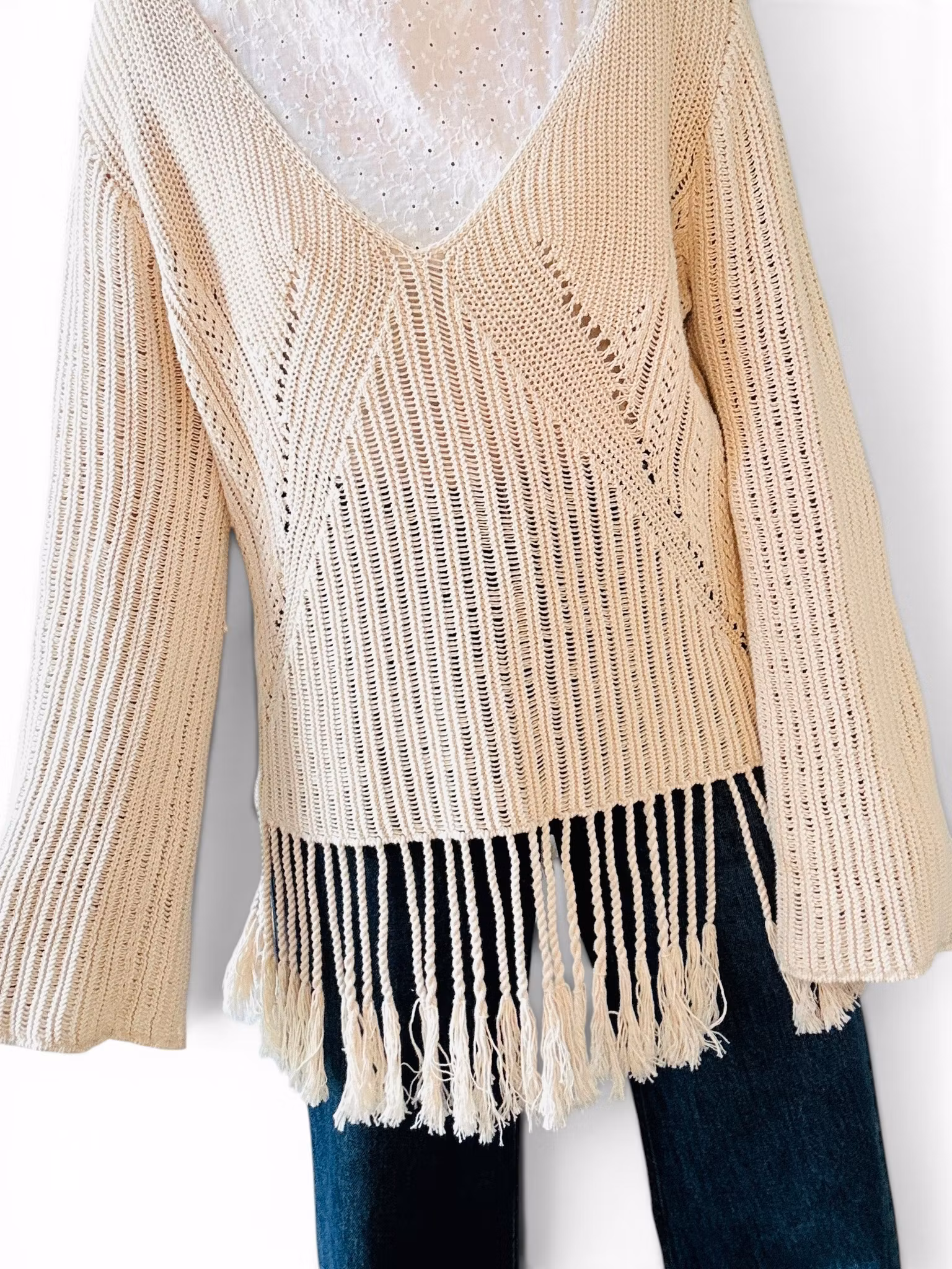 Stickad tröja med fransar