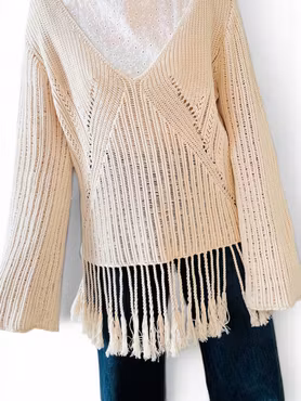 Stickad tröja med fransar
