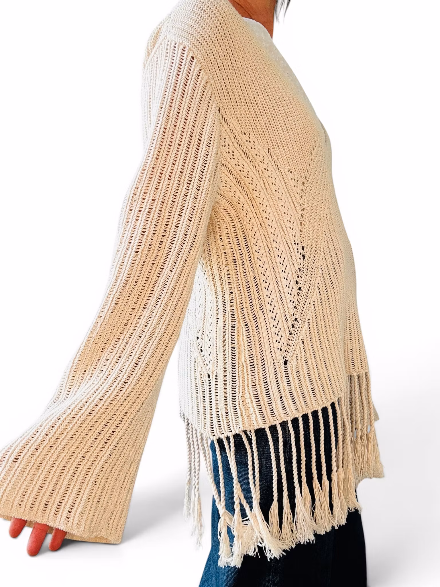 Stickad tröja med fransar