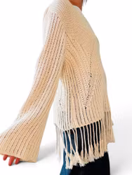 Stickad tröja med fransar