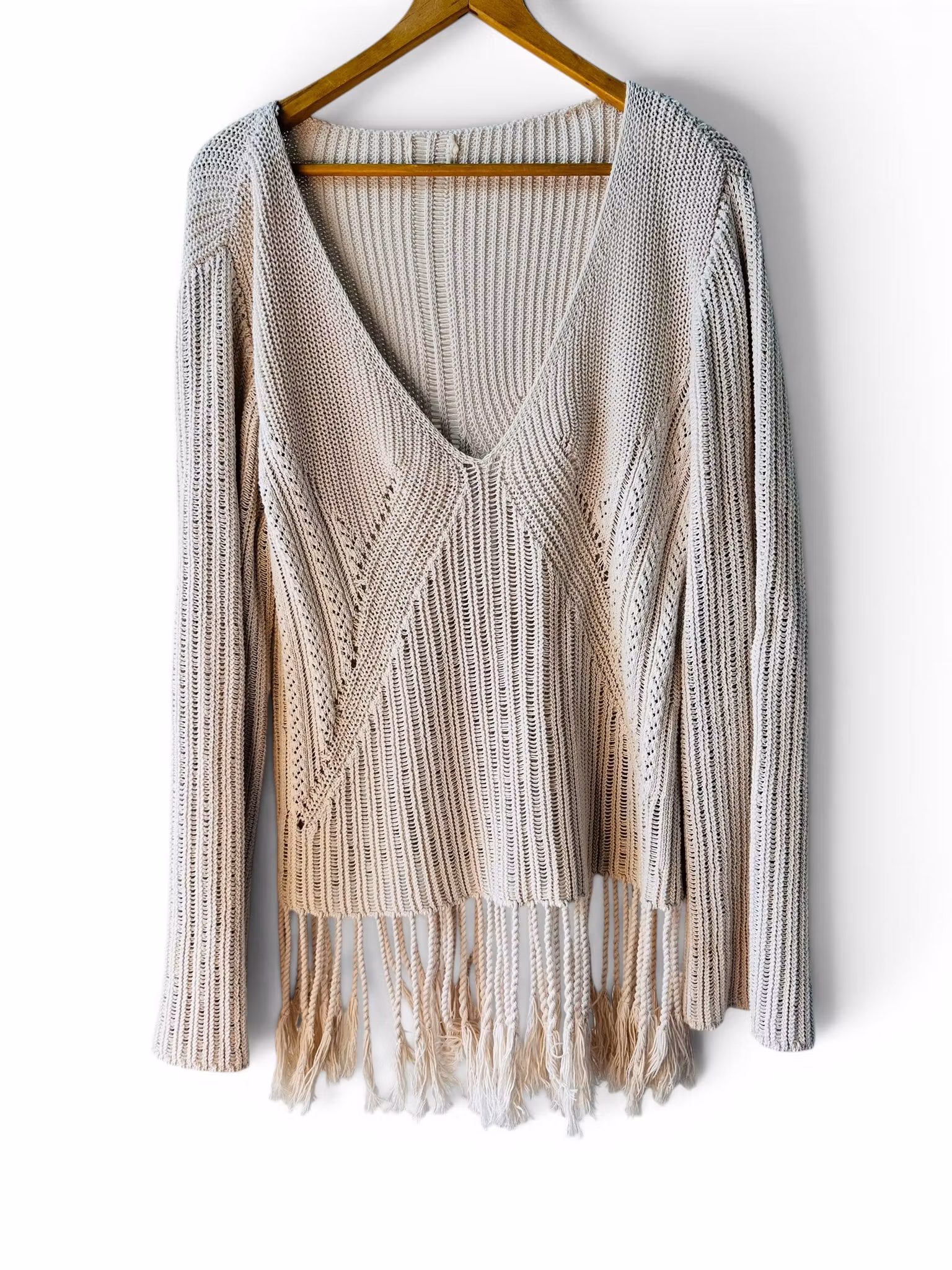 Stickad tröja med fransar