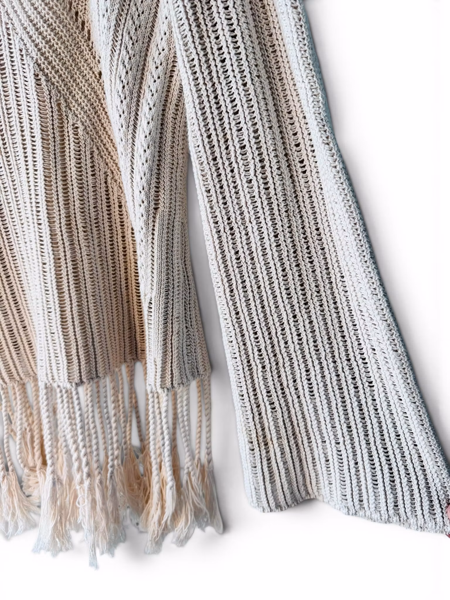 Stickad tröja med fransar